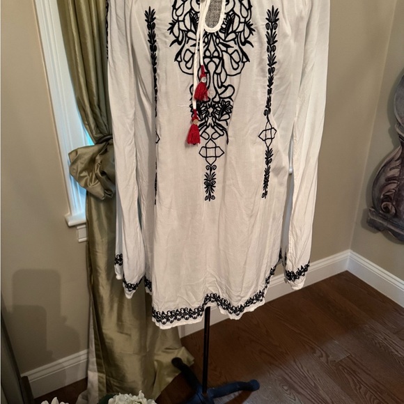 Johnny Was - BIYA Tops - Vintage Johnny Was - BIYA White Tunic with Black Embroidery and Red Tassels